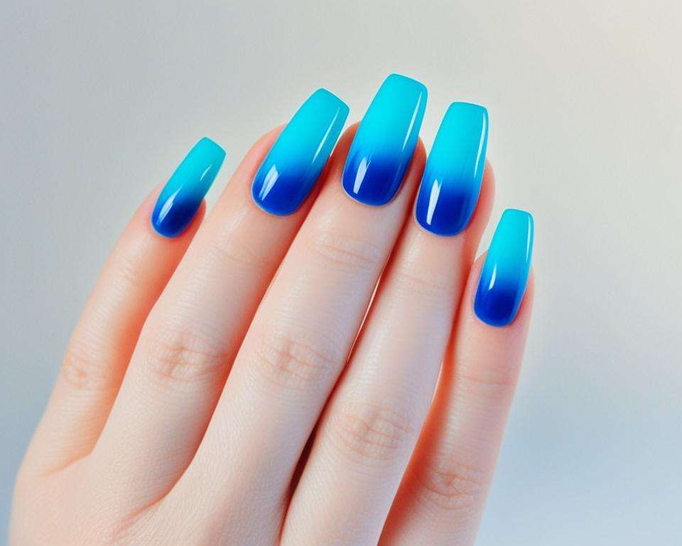 ombre niebieskie na paznokciach