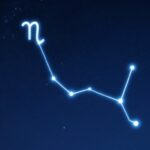 Konstelacja Wodnika na nocnym niebie z symbolem znaku zodiaku
