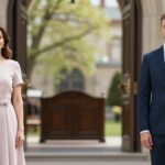 Jak się ubrać na komunię dziecka - elegancka para rodziców przed kościołem
