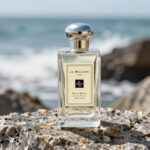 Jo Malone Wood Sage & Sea Salt perfumy butelka na tle morskich skał