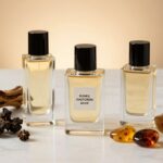 Kastoreum i piżmo w eleganckich flakonikach perfum na tle naturalnych składników