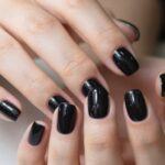 czarne paznokcie elegancki manicure inspiracje