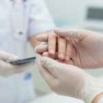 pielęgniarka może mieć pomalowane paznokcie w niektórych oddziałach szpitalnych