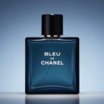 Bleu de Chanel opinie - elegancki flakon perfum na niebieskim tle
