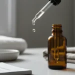 Kobieta wykonująca masaż twarzy w domu za pomocą kamienia gua sha