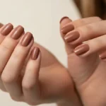 Paznokcie w kolorze Mocha Mousse Pantone 2025 - hybrydowy manicure w odcieniu brazowo-rozowym