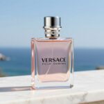versace pour homme opinie flacon perfum na tle letniego krajobrazu