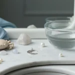 Astrologiczna kompozycja z księżycem, muszlą kraba, świecą i kryształami na marmurowej toaletce